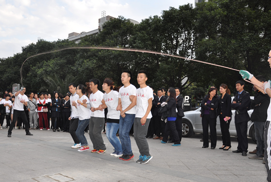 亚博企业勇夺长江国际-和盛杯-跳长绳比赛冠军